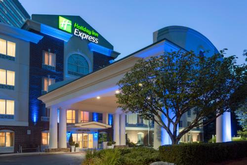 Holiday Inn Express Tower Center New Brunswick, an IHG Hotel