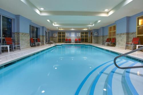 泳池, 新不倫瑞克塔中心智選假日酒店-洲際酒店集團旗下 (Holiday Inn Express Tower Center New Brunswick By IHG) in 東布倫斯威克 (NJ)