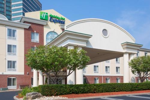 Holiday Inn Express Tower Center New Brunswick, an IHG Hotel