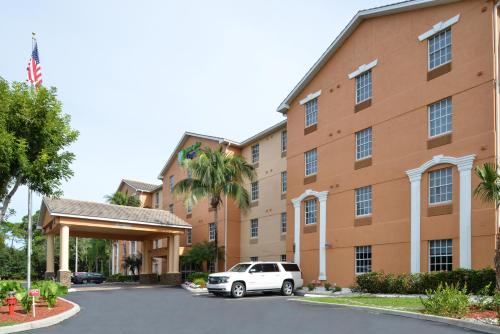 Exterior view, Holiday Inn Express Hotel & Suites Bonita Springs in Bonita Springs (FL)