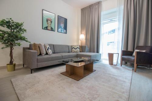 Cozy 1BR Apart With Pool And Gym 10mins Away By drive to DXB Airport, Dubai (foto 2)