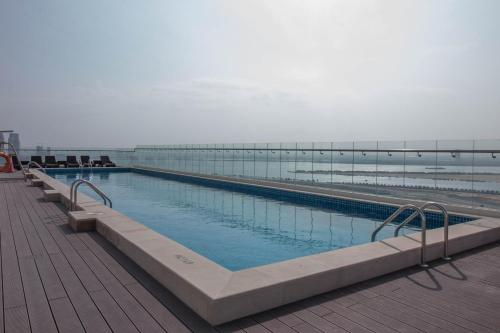 Cozy 1BR Apart With Pool And Gym 10mins Away By drive to DXB Airport, Dubai (foto 8)