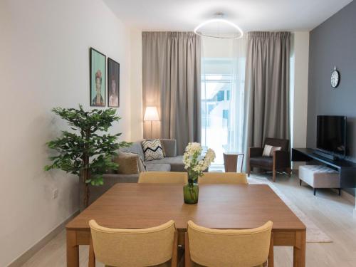 Cozy 1BR Apart With Pool And Gym 10mins Away By drive to DXB Airport, Dubai (foto 3)