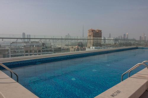 Cozy 1BR Apart With Pool And Gym 10mins Away By drive to DXB Airport, Dubai (foto 9)