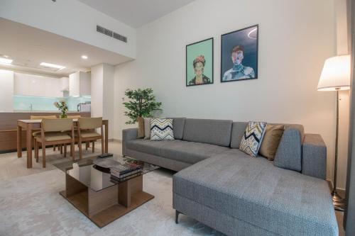 Cozy 1BR Apart With Pool And Gym 10mins Away By drive to DXB Airport, Dubai
