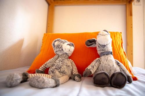 1 queen bed, 1 bunk bed
