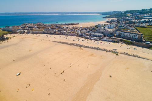 Waves Apartment St Ives - image 9