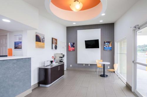 Ruang bersama/area TV, Motel 6 Troutville, VA in Troutville (VA)