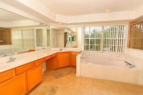 Ginormous 6 Bdm Villa with private Pool Spa villa - image 3