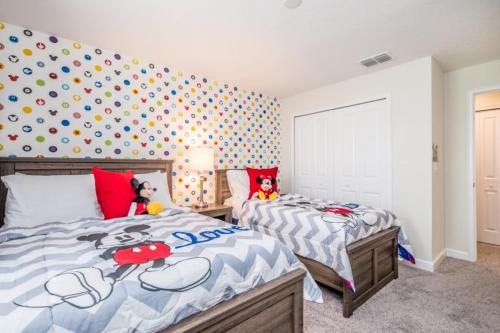 Enchanting 4 Bedroom Townhome with Pool townhouse - image 9