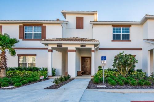 Lavish Comfort 4 Bedroom Town Home with Pool townhouse - image 8