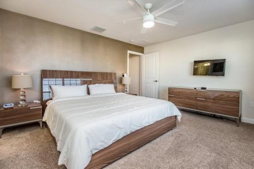 Lavish Comfort 4 Bedroom Town Home with Pool townhouse - image 9