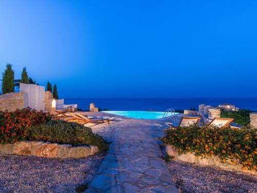  Korithi Villa Sleeps 8 Pool Air Con WiFi in Korithion