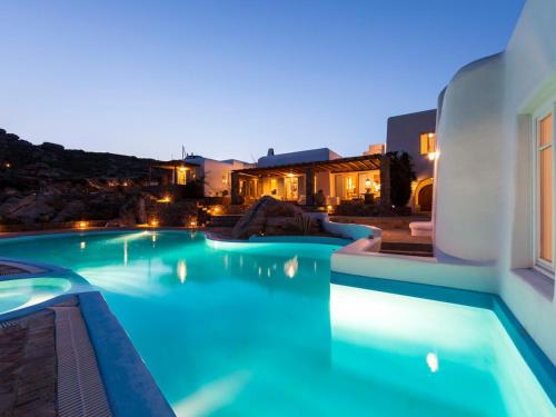  Agrari Villa Sleeps 12 Pool Air Con WiFi in Agrari