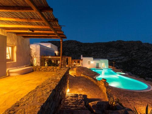  Agrari Villa Sleeps 12 Pool Air Con WiFi in Agrari