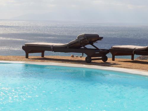  Agrari Villa Sleeps 12 Pool Air Con WiFi in Agrari