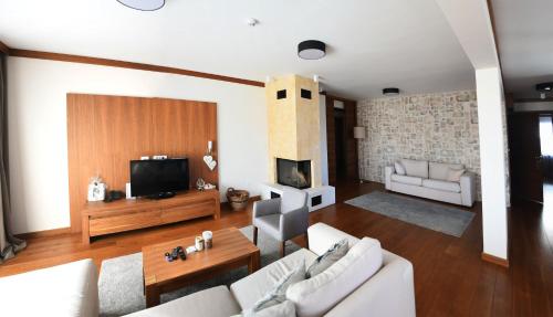 Deluxe Three-Bedroom Apartment with Fireplace