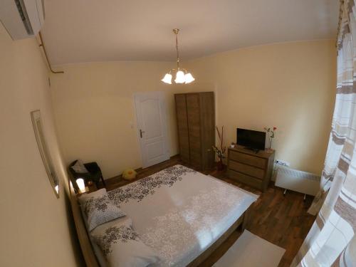 Apartment Honey - image 8