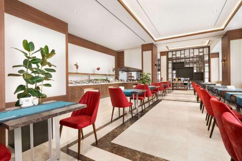 ห้องอาหาร, รามาดา บาย วินด์แฮม เบย์ลิกดูซู (Ramada by Wyndham Beylikduzu) in เอเซนยูร์ต