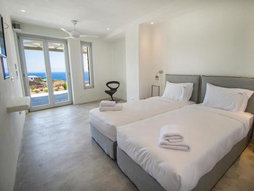  Elia Villa Sleeps 12 Pool Air Con WiFi in Ftelia
