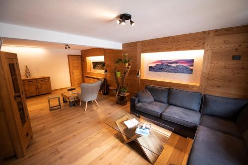 Shared lounge/TV area, Hotel Les Chamois in Bagnes
