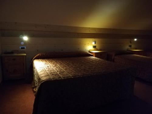 1 queen bed, 2 twin beds