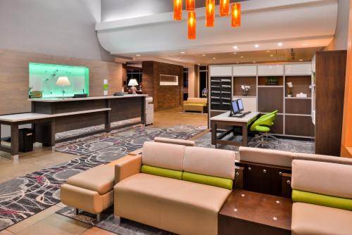 Holiday Inn Kansas City Airport, an IHG Hotel