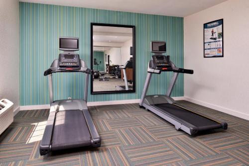 Holiday Inn Express Hotel & Suites North Kansas City, an IHG Hotel