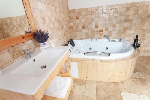 Suite with Hot Tub