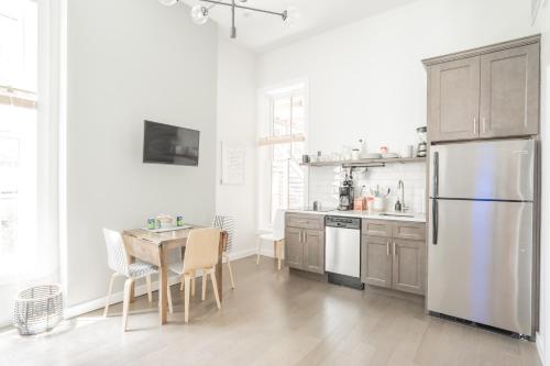 Funky Fresh 1 Bedroom, Perfect for Business or Leisure