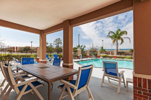 Holiday Inn Express Hotel and Suites Houston East an IHG Hotel - image 11