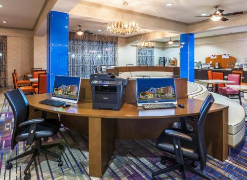 Holiday Inn Express Hotel and Suites Houston East an IHG Hotel - image 6