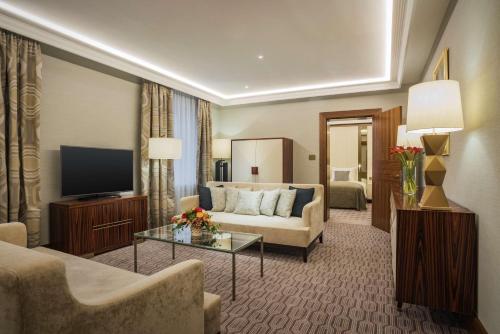 Deluxe Suite with Park View image 5