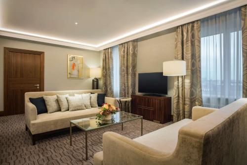 Deluxe Suite with Park View image 3
