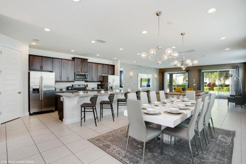 9 Bedroom Vacation Home with Pool (1818) - image 6