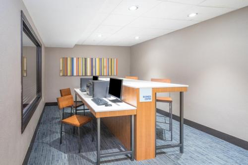 Holiday Inn Express Hotel Howe / Sturigs By IHG - 편의 시설/서비스