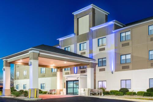 . Holiday Inn Express Hotel Howe / Sturgis, an IHG Hotel