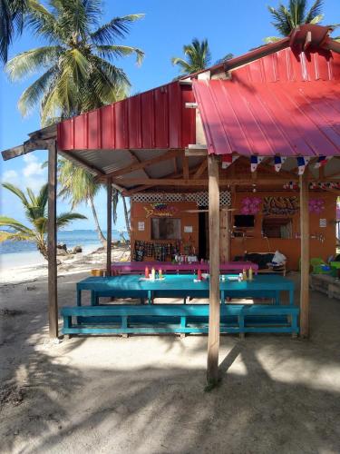 Private Room in San Blas Islands PLUS meals in El Porvenir