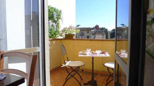 One-Bedroom Apartment with Balcony