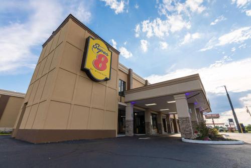 Super 8 by Wyndham Goldsboro - Accommodation