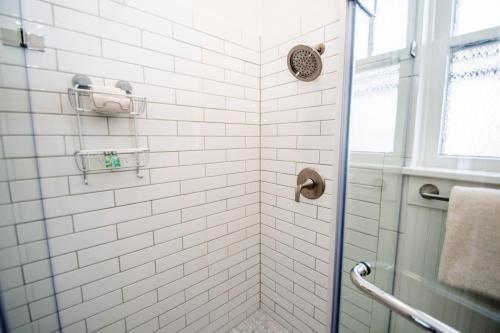 Looking Glass Inn - image 5