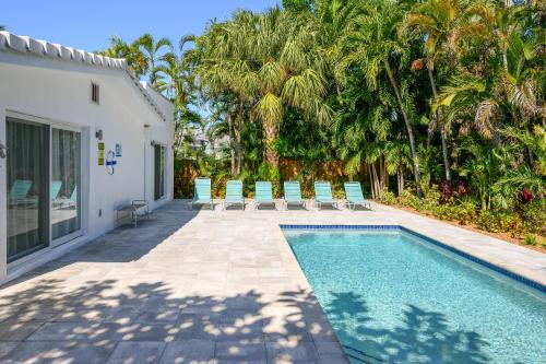 New Listing! Designer Pool Home, 1 Block to Beach home Fort Lauderdale