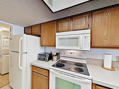 New Listing! Shorefront Sensation with Pool Balcony condo - image 3