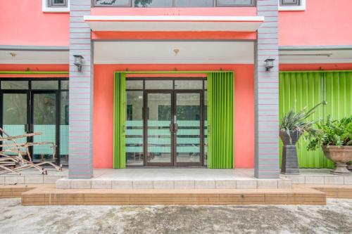 Foto - RedDoorz near Taman Mini Jakarta