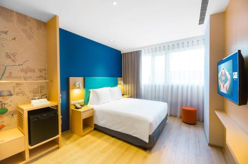 Holiday Inn Express Taichung Fengchia, an IHG Hotel