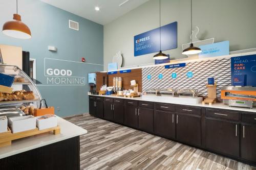 Holiday Inn Express & Suites Memphis Arpt Elvis Presley Blv, an IHG Hotel in Memphis, USA