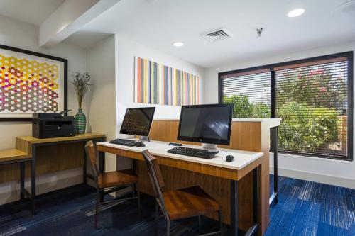 Holiday Inn Express Hotel & Suites Wilmington-University Ctr By IHG - 편의 시설/서비스