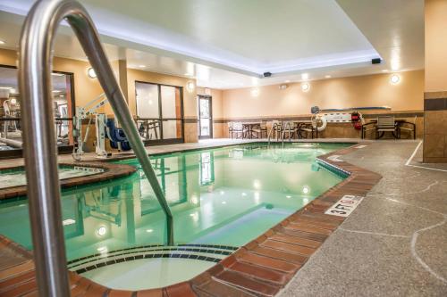 สระว่ายน้ำ, Holiday Inn - Indianapolis Downtown By IHG near ห้องรวมผู้ชนะ Ncaa