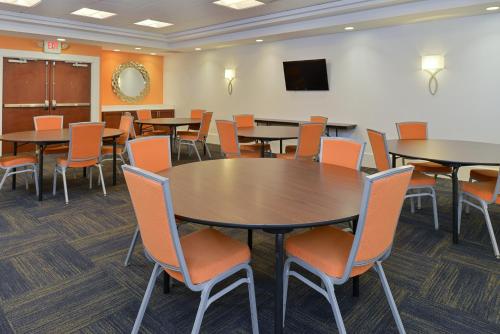 Holiday Inn Express Hotel & Suites Terre Haute