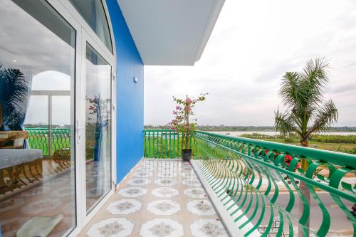 Balcony/terrace, Santorini House And Coffee in Hoa Vang